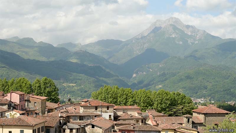 Barga, Toscane. Views of Pania della Croce and Pania Secca 
