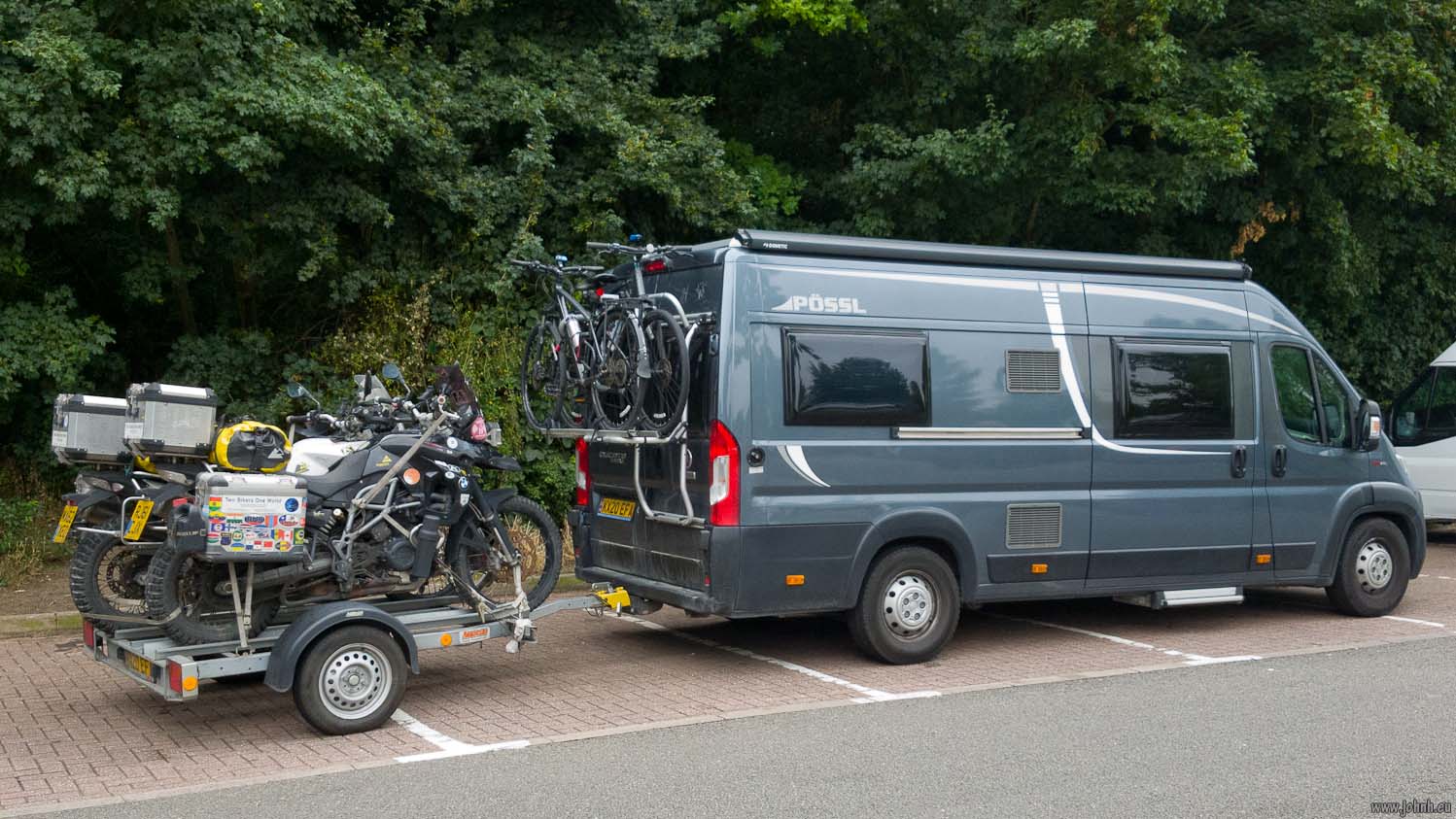 Two bikers one world rig